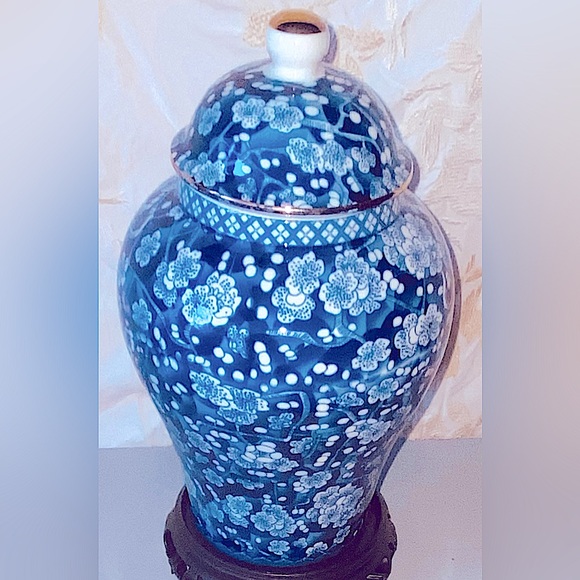 New Gourgues Urn/Vessel Blue w/White Flowers, Many Uses- Flowers, Tea, Ashes... - Picture 8 of 16